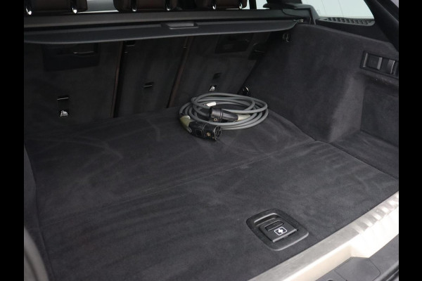 BMW 3-serie 320e M Sport | Leder | Adaptive cruise | Stoelverwarming | Camera | Keyless | Carplay | Sportstoelen | Live Cockpit | Navigatie | Full LED | PHEV | Plug In