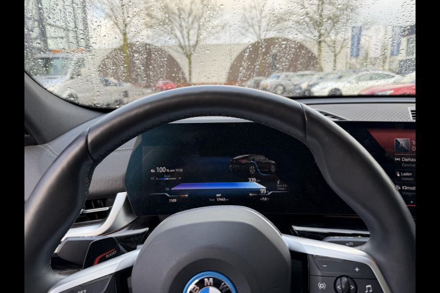 BMW iX2 eDrive20 67 kWh SOH 100% | M SPORT | ORIG NL AUTO | 1E EIG. | TOPSTAAT! | 100% ONGEVAL VERLEDEN VRIJ! | DAB+ | ACTIVE GUARD | PARK PACKAGE | COMFORT ACCES | STOELVERWARMING | FABRIEKSGARANTIE TOT 11-2027 OF TOT 200.000KM