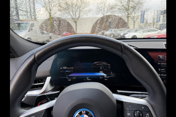 BMW iX2 eDrive20 67 kWh SOH 100% | M SPORT | ORIG NL AUTO | 1E EIG. | TOPSTAAT! | 100% ONGEVAL VERLEDEN VRIJ! | DAB+ | ACTIVE GUARD | PARK PACKAGE | COMFORT ACCES | STOELVERWARMING | FABRIEKSGARANTIE TOT 11-2027 OF TOT 200.000KM