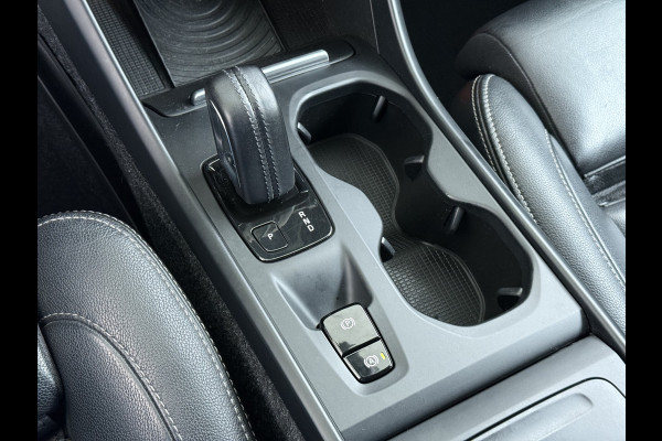 Volvo XC40 2.0 T5 AWD AUT-8 Leer-Contour+verwarmd Intro-Edition Adap.Cruise Camera Apple Carplay Navi Ecc DAB Pdc Intro Edition Keyless Lmv 19" Elek.Achterklep Lane Keeping BLIS Cross Traffic Alert Road Sign Info Pilot Assist Zeer complete unieke XC40 € 60.000 nieuw! 2.100kg trekvermogen!