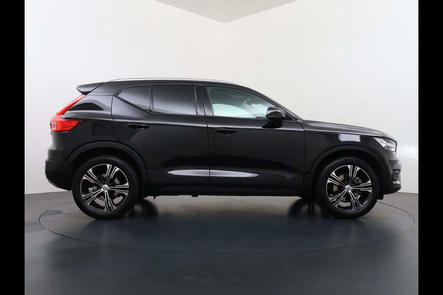 Volvo XC40 2.0 T5 AWD AUT-8 Leer-Contour+verwarmd Intro-Edition Adap.Cruise Camera Apple Carplay Navi Ecc DAB Pdc Intro Edition Keyless Lmv 19" Elek.Achterklep Lane Keeping BLIS Cross Traffic Alert Road Sign Info Pilot Assist Zeer complete unieke XC40 € 60.000 nieuw! 2.100kg trekvermogen!