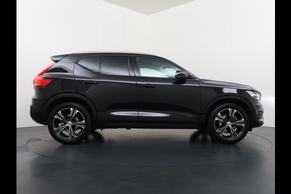 Volvo XC40 2.0 T5 AWD AUT-8 Leer-Contour+verwarmd Intro-Edition Adap.Cruise Camera Apple Carplay Navi Ecc DAB Pdc Intro Edition Keyless Lmv 19" Elek.Achterklep Lane Keeping BLIS Cross Traffic Alert Road Sign Info Pilot Assist Zeer complete unieke XC40 € 60.000 nieuw! 2.100kg trekvermogen!