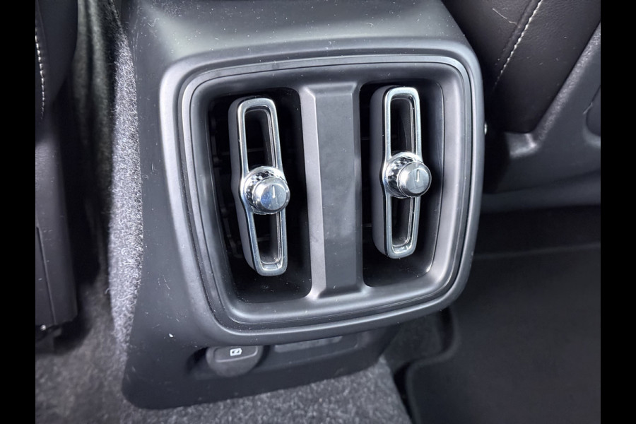 Volvo XC40 2.0 T5 AWD AUT-8 Leer-Contour+verwarmd Intro-Edition Adap.Cruise Camera Apple Carplay Navi Ecc DAB Pdc Intro Edition Keyless Lmv 19" Elek.Achterklep Lane Keeping BLIS Cross Traffic Alert Road Sign Info Pilot Assist Zeer complete unieke XC40 € 60.000 nieuw! 2.100kg trekvermogen!