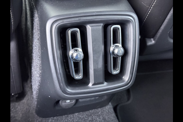 Volvo XC40 2.0 T5 AWD AUT-8 Leer-Contour+verwarmd Intro-Edition Adap.Cruise Camera Apple Carplay Navi Ecc DAB Pdc Intro Edition Keyless Lmv 19" Elek.Achterklep Lane Keeping BLIS Cross Traffic Alert Road Sign Info Pilot Assist Zeer complete unieke XC40 € 60.000 nieuw! 2.100kg trekvermogen!