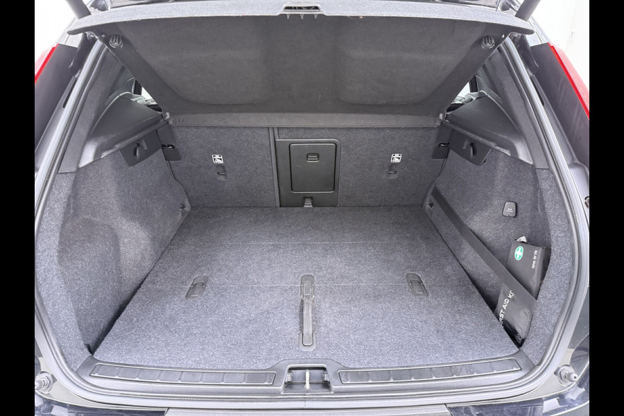 Volvo XC40 2.0 T5 AWD AUT-8 Leer-Contour+verwarmd Intro-Edition Adap.Cruise Camera Apple Carplay Navi Ecc DAB Pdc Intro Edition Keyless Lmv 19" Elek.Achterklep Lane Keeping BLIS Cross Traffic Alert Road Sign Info Pilot Assist Zeer complete unieke XC40 € 60.000 nieuw! 2.100kg trekvermogen!