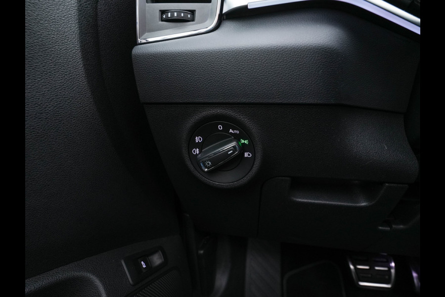 Škoda Karoq 1.5 TSI ACT Business Edition Plus (INCL.BTW) Aut. *PANO | FULL-LED | CANTON-SOUND | DAB+ | CAMERA | NAVI-FULLMAP | KEYLESS | PRIVACY-GLASS | ECC | PDC | CRUISE | TOWBAR | 17''ALU*