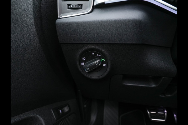 Škoda Karoq 1.5 TSI ACT Business Edition Plus (INCL.BTW) Aut. *PANO | FULL-LED | CANTON-SOUND | DAB+ | CAMERA | NAVI-FULLMAP | KEYLESS | PRIVACY-GLASS | ECC | PDC | CRUISE | TOWBAR | 17''ALU*