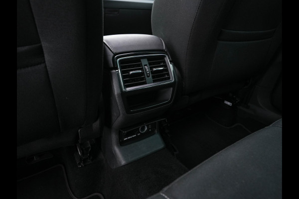 Škoda Karoq 1.5 TSI ACT Business Edition Plus (INCL.BTW) Aut. *PANO | FULL-LED | CANTON-SOUND | DAB+ | CAMERA | NAVI-FULLMAP | KEYLESS | PRIVACY-GLASS | ECC | PDC | CRUISE | TOWBAR | 17''ALU*