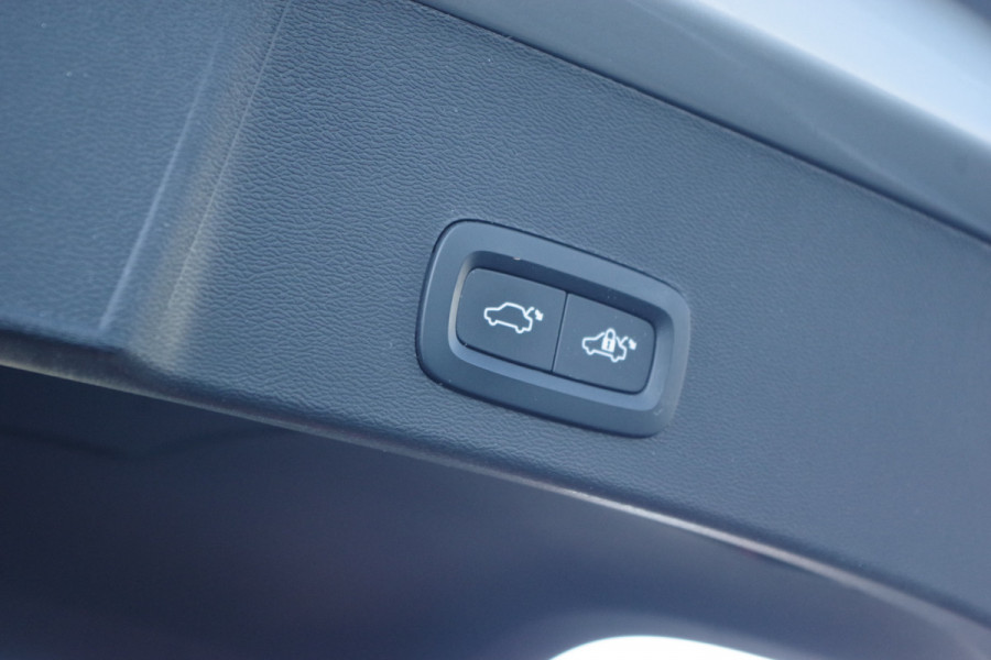Volvo XC40 1.5 T5 262 PK Plug-In Hybrid Plus Dark, Leder-Alcantara, Harman/Kardon Sound, Winterpakket