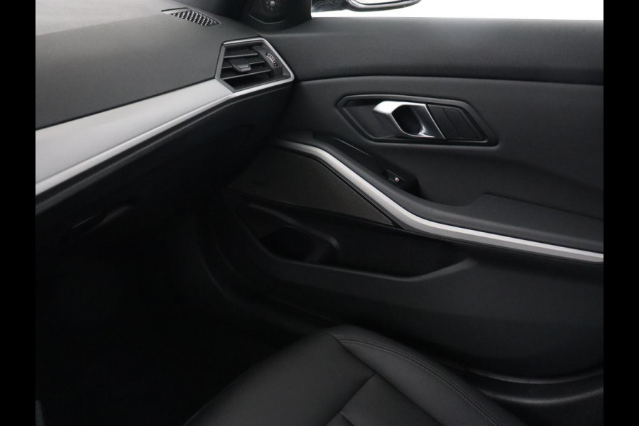 BMW 3 Serie 318i Executive Edition | Adaptive cruise | Leder | Stoel & stuurverwarming | Carplay | Harman/Kardon | Navigatie | Live Cockpit | Climate control | Parkeerhulp