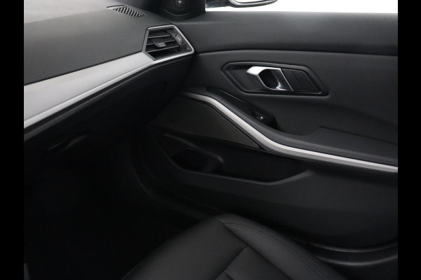 BMW 3 Serie 318i Executive Edition | Adaptive cruise | Leder | Stoel & stuurverwarming | Carplay | Harman/Kardon | Navigatie | Live Cockpit | Climate control | Parkeerhulp