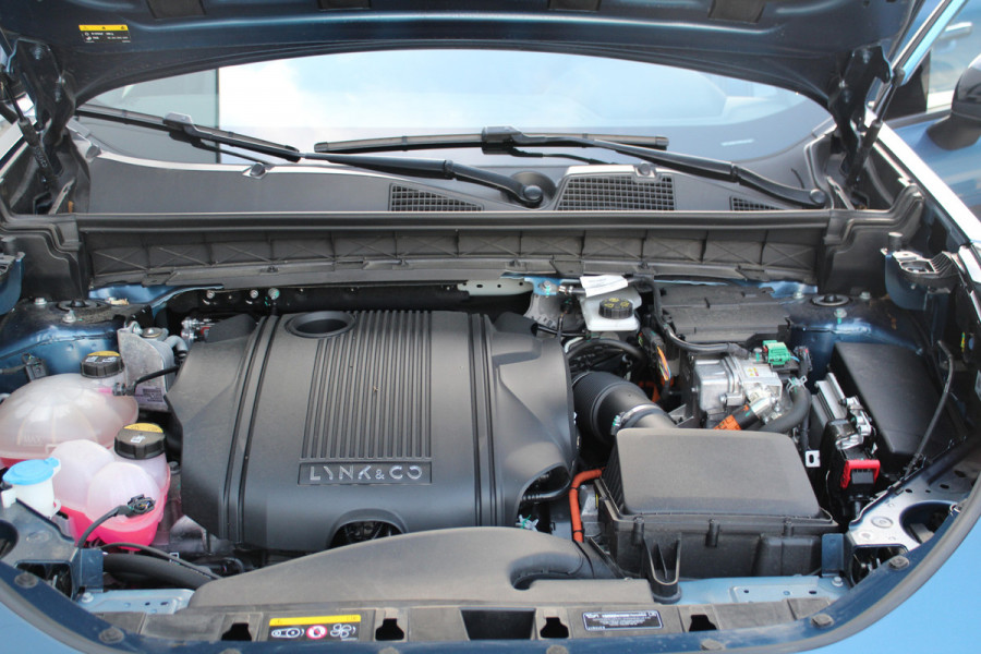 Lynk & Co 01 1.5-180pk. Luxe hybride rijden voor een reëel bedrag ! Trekgewicht 1.800kg ! Autm. airco, navigatie, telefoonvoorb., metallic lak, LM wielen, elektr. panodak, camera 360gr., adaptieve cruise cntrl., LED verlichting, Apple carplay/Android auto etc etc