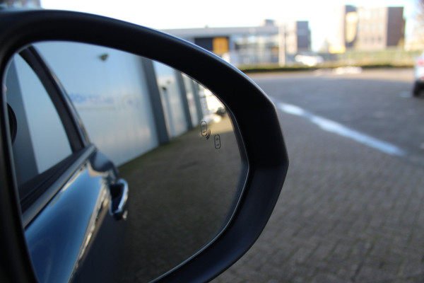 Lynk & Co 01 1.5-180pk. Luxe hybride rijden voor een reëel bedrag ! Trekgewicht 1.800kg ! Autm. airco, navigatie, telefoonvoorb., metallic lak, LM wielen, elektr. panodak, camera 360gr., adaptieve cruise cntrl., LED verlichting, Apple carplay/Android auto etc etc