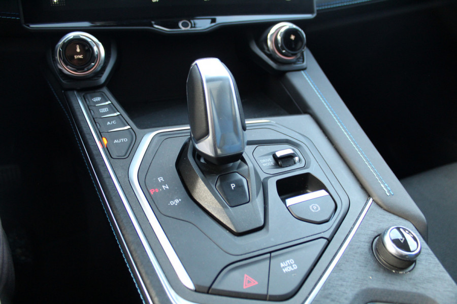 Lynk & Co 01 1.5-180pk. Luxe hybride rijden voor een reëel bedrag ! Trekgewicht 1.800kg ! Autm. airco, navigatie, telefoonvoorb., metallic lak, LM wielen, elektr. panodak, camera 360gr., adaptieve cruise cntrl., LED verlichting, Apple carplay/Android auto etc etc