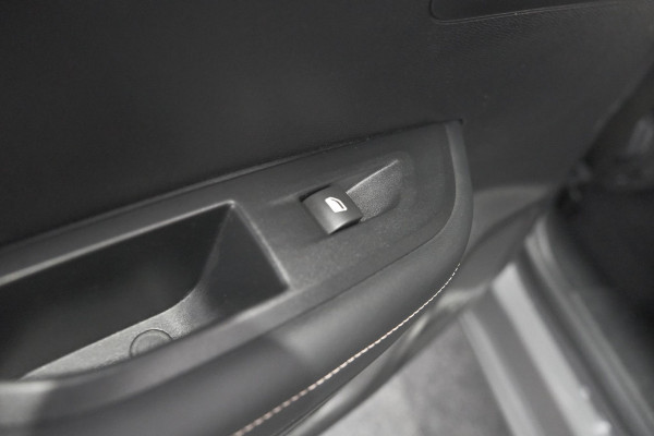 Peugeot 2008 Hybrid 136 e-DCS6 Allure | 360 Camera | Adaptieve Cruise Control | Dodehoekdetectie | Navigatie