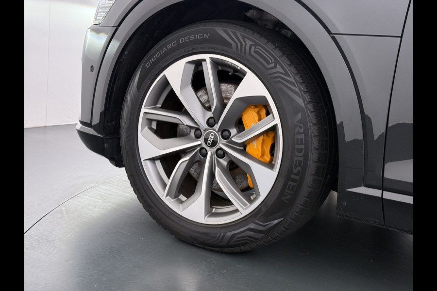 Audi e-tron 55 Quattro 95kWh 408PK Elektr.Leer+Verwarmd Pano-Dak Trekhaak Luchtvering Adap.Cruise Navi Ecc Stoelverwarming Business edition  SOH 93% LED Lmv Elek.Achterklep Privacy Glas Keyless Zwarte Hemel 1e Eigenaar 1.800KG Trekgewicht Zeer compleet! Volledig Dealer Onderhouden, net Beurt gehad bij Audi!