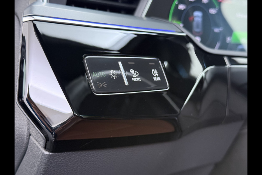 Audi e-tron 55 Quattro 95kWh 408PK Elektr.Leer+Verwarmd Pano-Dak Trekhaak Luchtvering Adap.Cruise Navi Ecc Stoelverwarming Business edition  SOH 93% LED Lmv Elek.Achterklep Privacy Glas Keyless Zwarte Hemel 1e Eigenaar 1.800KG Trekgewicht Zeer compleet! Volledig Dealer Onderhouden, net Beurt gehad bij Audi!