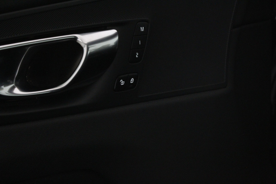 Volvo XC60 2.0 T6 Plug-in hybrid AWD Inscription 341pk/Trekhaak/Pano.schuif/Memory/Leer/ONYX BLACK/Apple CarPlay/Standverwarming