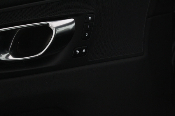 Volvo XC60 2.0 T6 Plug-in hybrid AWD Inscription 341pk/Trekhaak/Pano.schuif/Memory/Leer/ONYX BLACK/Apple CarPlay/Standverwarming