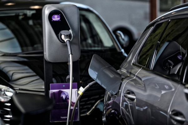 Volkswagen ID.3 First Plus 58 kWh > 91%SOH /Trekhaak / Camera / Matrix-LED / Stuurwiel verwarmd