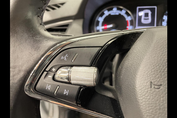 Škoda Fabia 1.0 TSI Business Edition Navigatie Apple Carplay/Android Auto Parkeersensoren achter Cruise Control Airco Lichtmetalen velgen