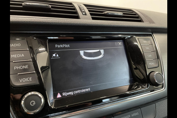 Škoda Fabia 1.0 TSI Business Edition Navigatie Apple Carplay/Android Auto Parkeersensoren achter Cruise Control Airco Lichtmetalen velgen