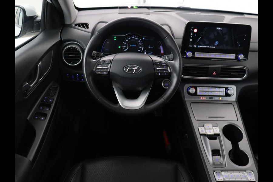 Hyundai Kona EV Limited 64 kWh | Schuifdak | Leder | Trekhaak | Stoelventilatie | Head-Up | Carplay | Warmtepomp | Achterbankverwarming | Navigatie | Camera | Full LED | Keyless