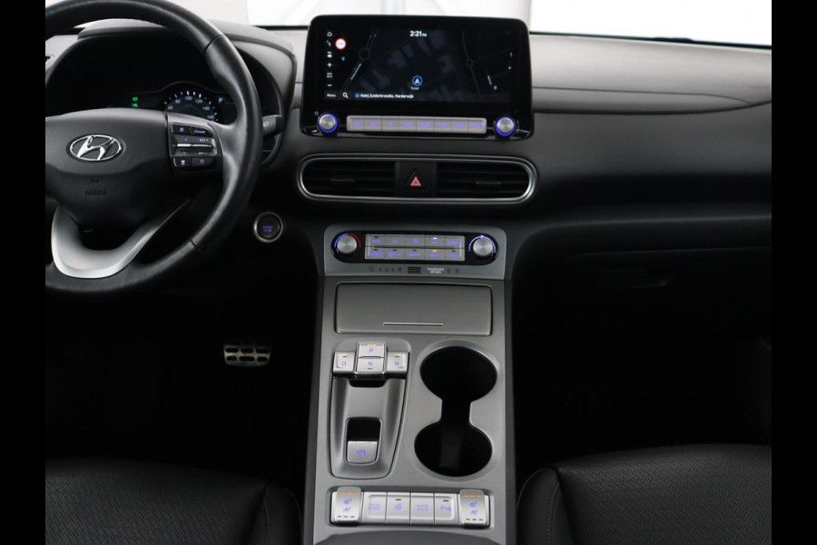 Hyundai Kona EV Limited 64 kWh | Schuifdak | Leder | Trekhaak | Stoelventilatie | Head-Up | Carplay | Warmtepomp | Achterbankverwarming | Navigatie | Camera | Full LED | Keyless