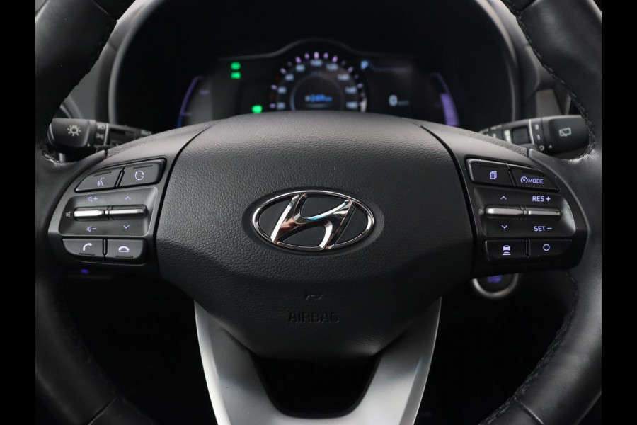 Hyundai Kona EV Limited 64 kWh | Schuifdak | Leder | Trekhaak | Stoelventilatie | Head-Up | Carplay | Warmtepomp | Achterbankverwarming | Navigatie | Camera | Full LED | Keyless