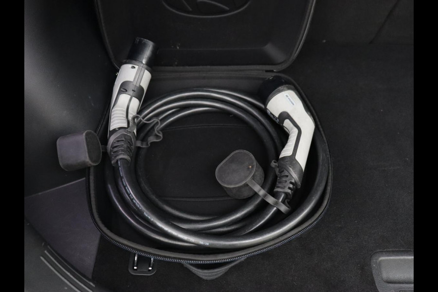 Hyundai Kona EV Limited 64 kWh | Schuifdak | Leder | Trekhaak | Stoelventilatie | Head-Up | Carplay | Warmtepomp | Achterbankverwarming | Navigatie | Camera | Full LED | Keyless