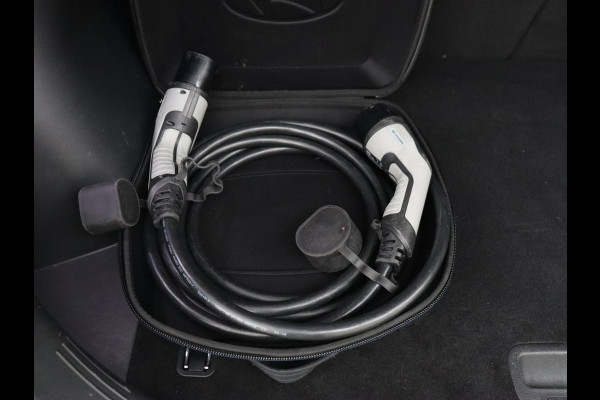 Hyundai Kona EV Limited 64 kWh | Schuifdak | Leder | Trekhaak | Stoelventilatie | Head-Up | Carplay | Warmtepomp | Achterbankverwarming | Navigatie | Camera | Full LED | Keyless