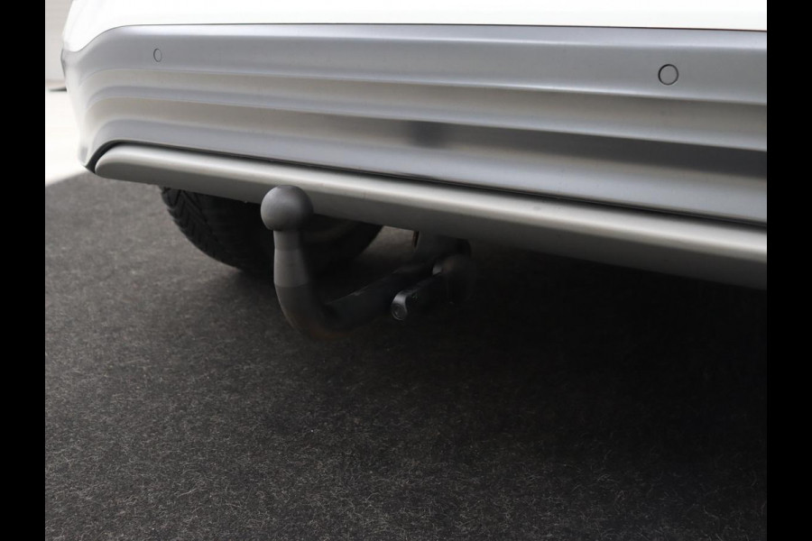 Hyundai Kona EV Limited 64 kWh | Schuifdak | Leder | Trekhaak | Stoelventilatie | Head-Up | Carplay | Warmtepomp | Achterbankverwarming | Navigatie | Camera | Full LED | Keyless