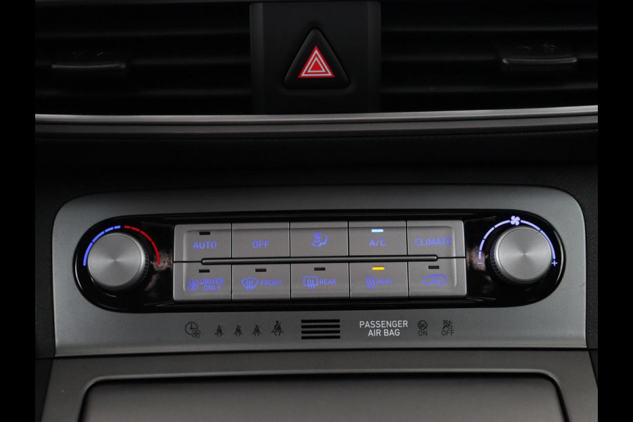 Hyundai Kona EV Limited 64 kWh | Schuifdak | Leder | Trekhaak | Stoelventilatie | Head-Up | Carplay | Warmtepomp | Achterbankverwarming | Navigatie | Camera | Full LED | Keyless