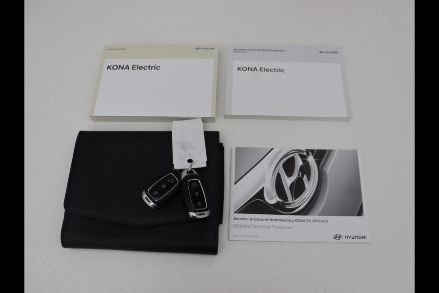 Hyundai Kona EV Limited 64 kWh | Schuifdak | Leder | Trekhaak | Stoelventilatie | Head-Up | Carplay | Warmtepomp | Achterbankverwarming | Navigatie | Camera | Full LED | Keyless