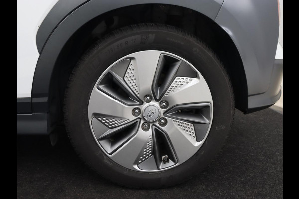 Hyundai Kona EV Limited 64 kWh | Schuifdak | Leder | Trekhaak | Stoelventilatie | Head-Up | Carplay | Warmtepomp | Achterbankverwarming | Navigatie | Camera | Full LED | Keyless