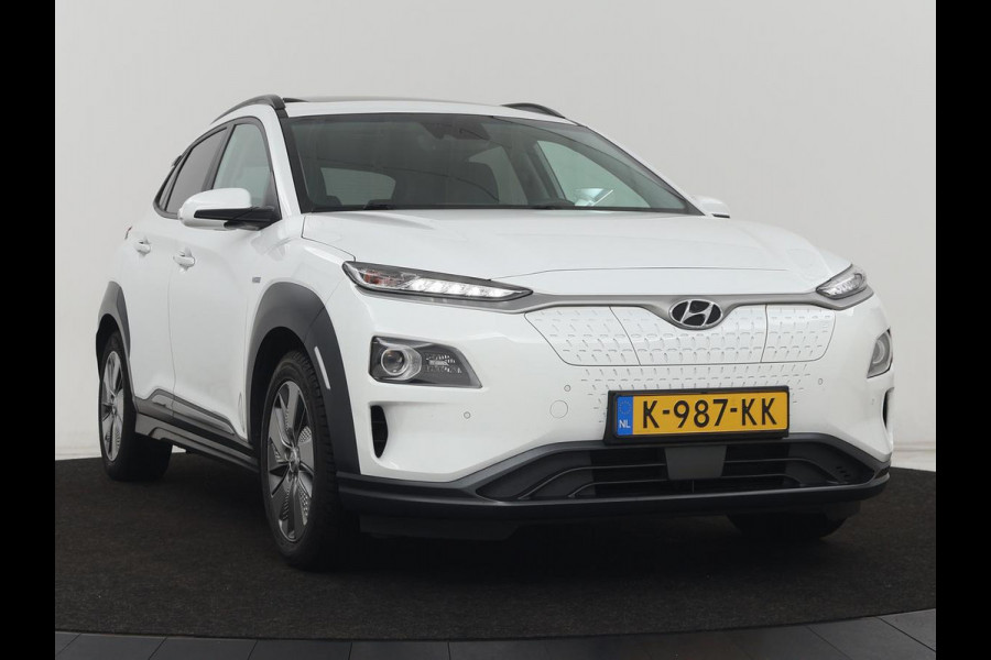 Hyundai Kona EV Limited 64 kWh | Schuifdak | Leder | Trekhaak | Stoelventilatie | Head-Up | Carplay | Warmtepomp | Achterbankverwarming | Navigatie | Camera | Full LED | Keyless