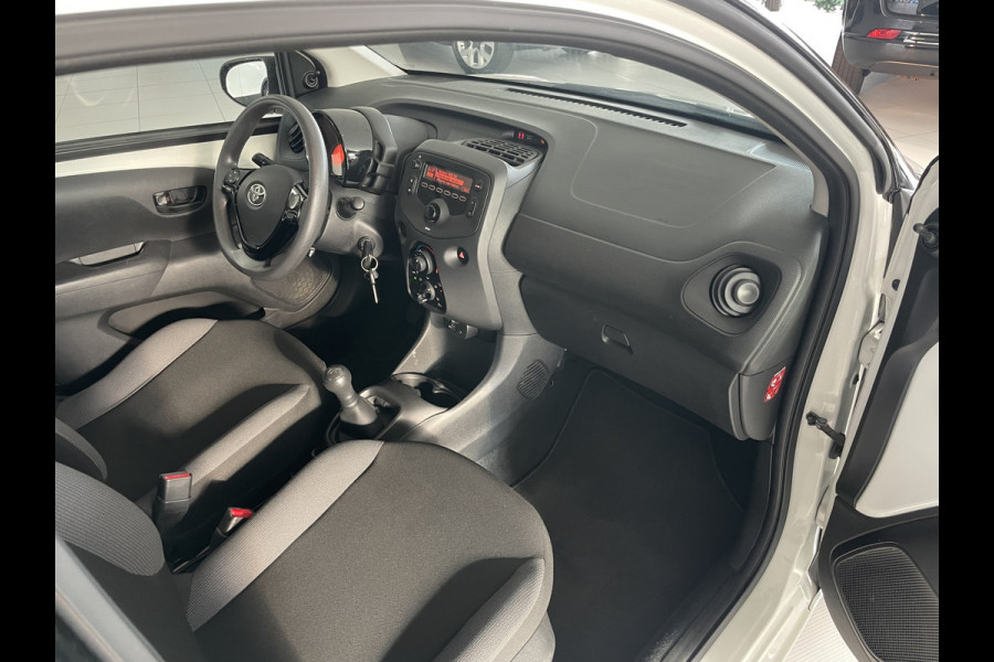 Toyota Aygo 1.0 VVT-i x-fun Airco - Bluetooth - Radio - Stuur multifunctioneel - Sportwielen 15 inch - All season banden - Elektrische ramen voor - Start/stop systeem