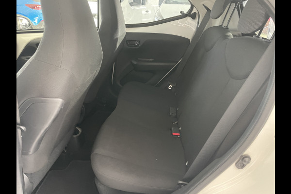 Toyota Aygo 1.0 VVT-i x-fun Airco - Bluetooth - Radio - Stuur multifunctioneel - Sportwielen 15 inch - All season banden - Elektrische ramen voor - Start/stop systeem