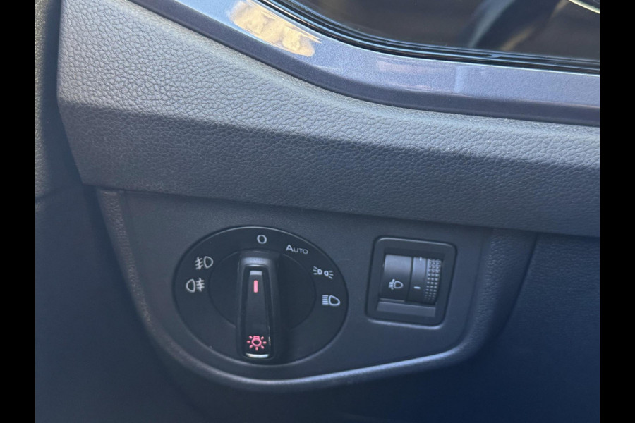 Volkswagen Polo 1.0 MPI R-Line Styling - Apple CarPlay / Navigatie I Airco I PDC I Sport velgen I 87.000 KM Dealer onderhouden