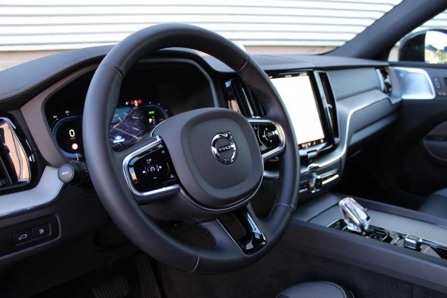 Volvo XC60 2.0 T8 Plug-in hybrid AWD Ultra Black Edition | Head-up | B&W | Luchtvering | 360 Camera | Panoramadak