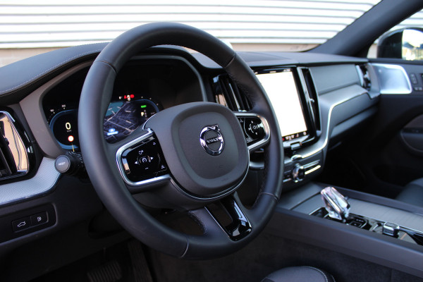 Volvo XC60 2.0 T8 Plug-in hybrid AWD Ultra Black Edition | Head-up | B&W | Luchtvering | 360 Camera | Panoramadak