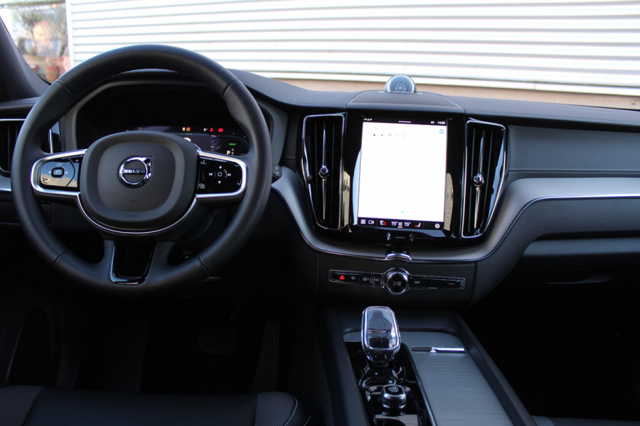 Volvo XC60 2.0 T8 Plug-in hybrid AWD Ultra Black Edition | Head-up | B&W | Luchtvering | 360 Camera | Panoramadak