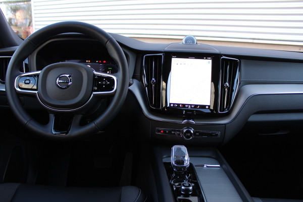 Volvo XC60 2.0 T8 Plug-in hybrid AWD Ultra Black Edition | Head-up | B&W | Luchtvering | 360 Camera | Panoramadak
