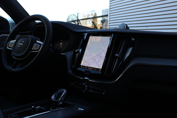 Volvo XC60 2.0 T8 Plug-in hybrid AWD Ultra Black Edition | Head-up | B&W | Luchtvering | 360 Camera | Panoramadak