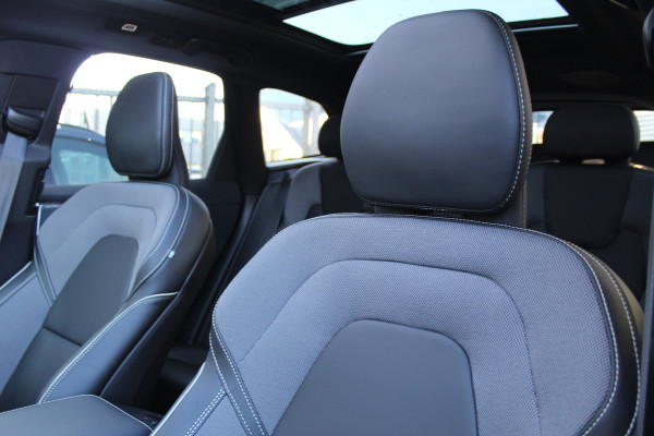 Volvo XC60 2.0 T8 Plug-in hybrid AWD Ultra Black Edition | Head-up | B&W | Luchtvering | 360 Camera | Panoramadak