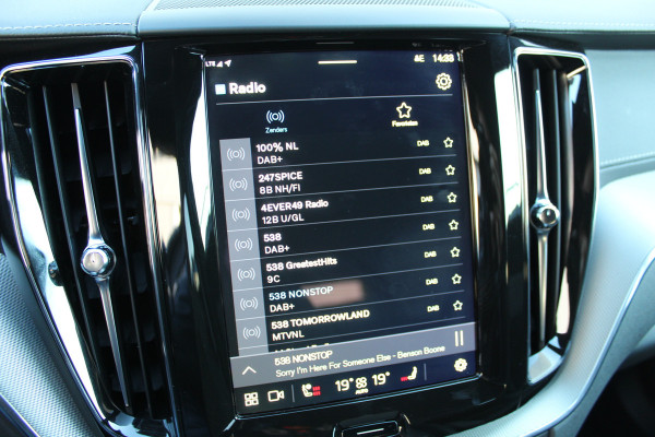 Volvo XC60 2.0 T8 Plug-in hybrid AWD Ultra Black Edition | Head-up | B&W | Luchtvering | 360 Camera | Panoramadak