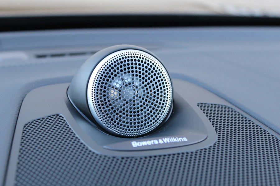 Volvo XC60 2.0 T8 Plug-in hybrid AWD Ultra Black Edition | Head-up | B&W | Luchtvering | 360 Camera | Panoramadak