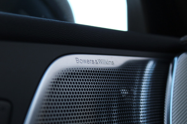 Volvo XC60 2.0 T8 Plug-in hybrid AWD Ultra Black Edition | Head-up | B&W | Luchtvering | 360 Camera | Panoramadak