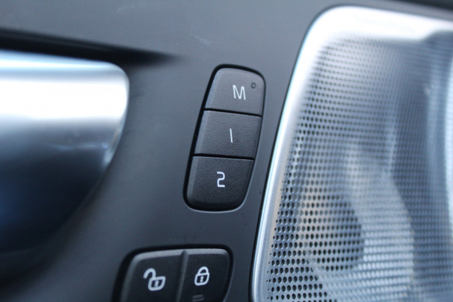 Volvo XC60 2.0 T8 Plug-in hybrid AWD Ultra Black Edition | Head-up | B&W | Luchtvering | 360 Camera | Panoramadak