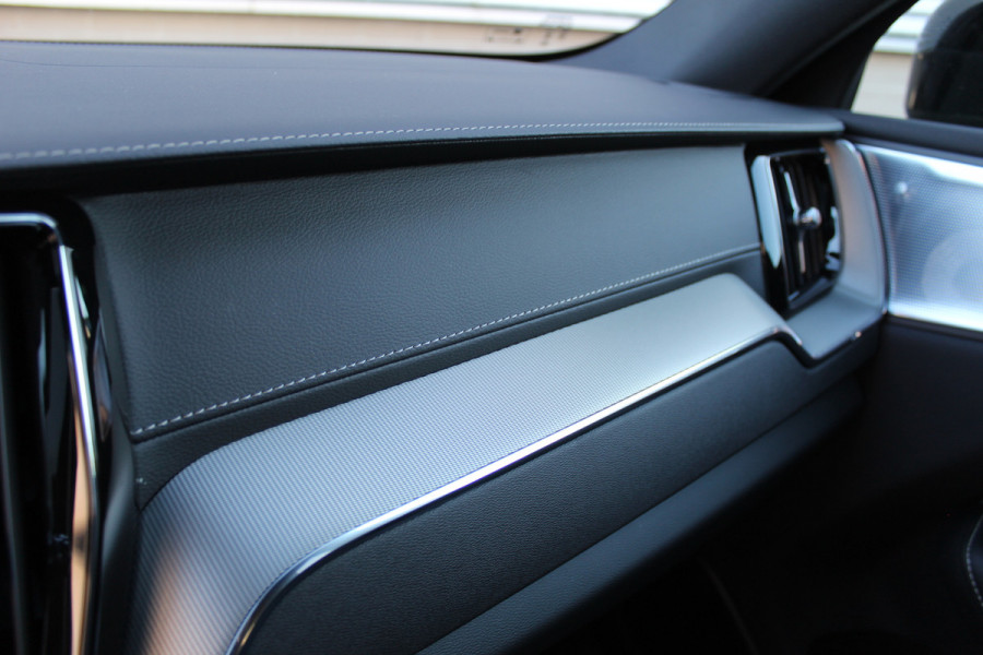 Volvo XC60 2.0 T8 Plug-in hybrid AWD Ultra Black Edition | Head-up | B&W | Luchtvering | 360 Camera | Panoramadak